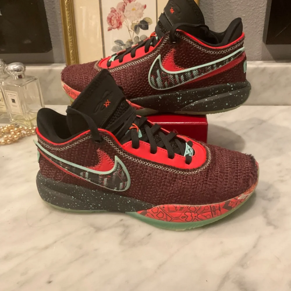 Nike Lebron XX/20 SE Night Maroon Sneakers size 6Y